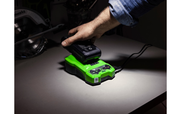 Батарея Аккумуляторная Greenworks G24B4+, 24В, 4 А/ч Li-ion с 2 USB разъёмами