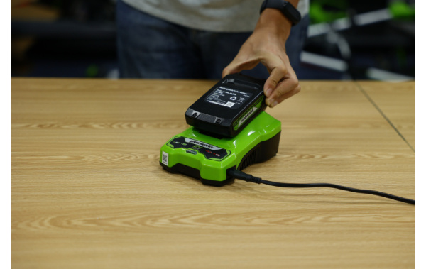 Зарядное устройство Greenworks G24C4 4А 24В